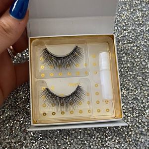 False lashes w/ glue